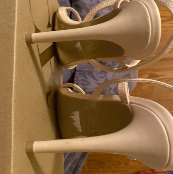 Heels - Picture 4 of 4